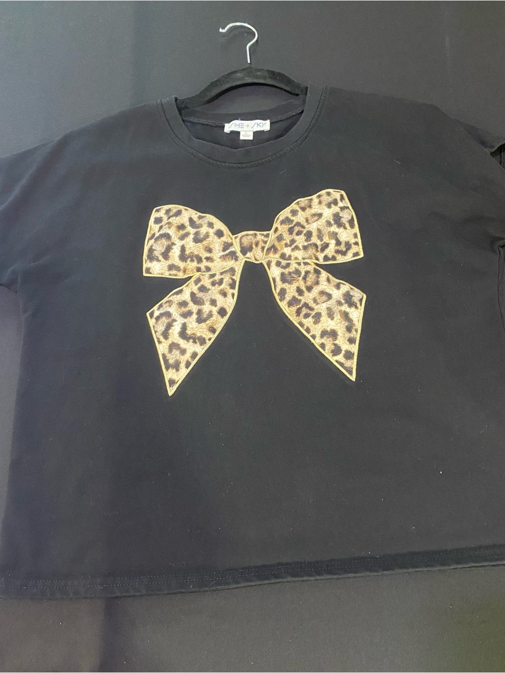Black wimens T-Shirt with Leopard Bow Graphic -